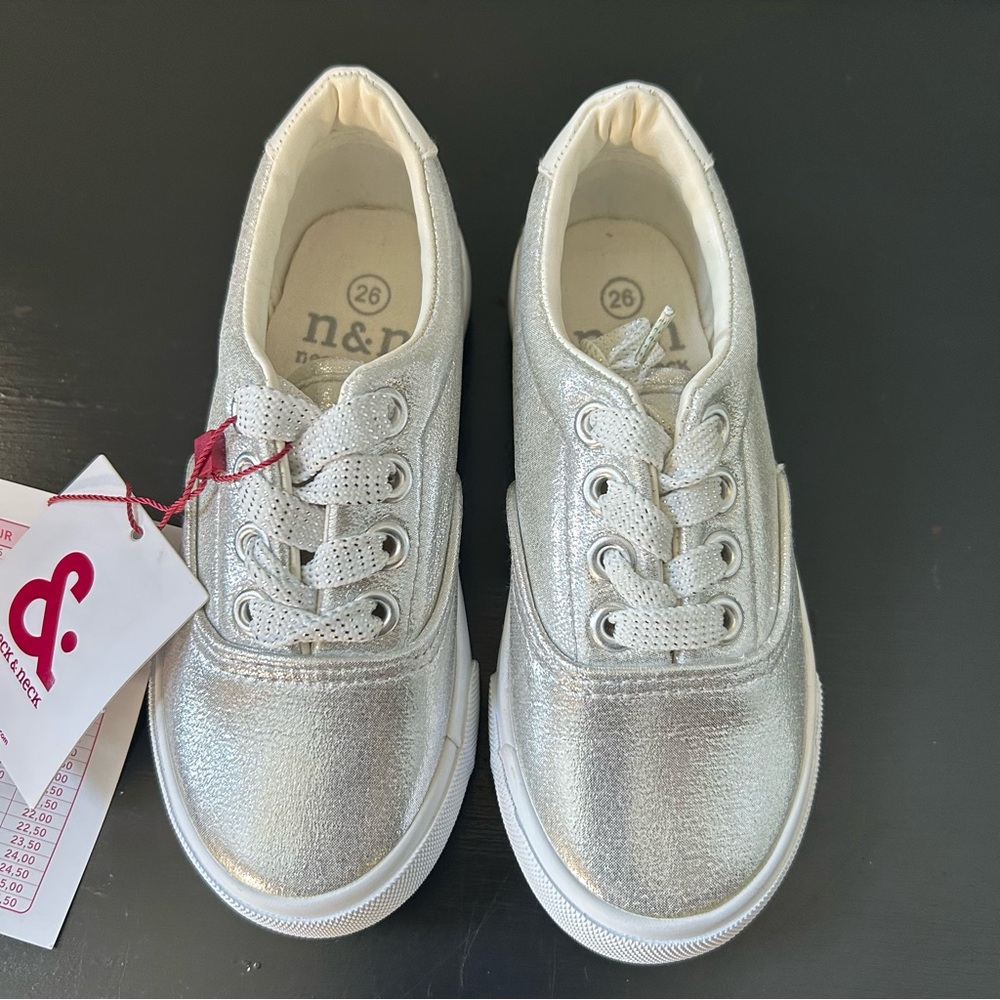 NWT Neck & Neck Toddler Girl Silver Metallic Lace Up Sneakers, Size 26 EU/9 US